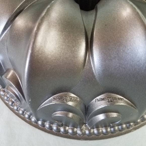 Nordic Ware Fleur De Lis Bunt Pan - Picture 6 of 6